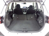 セカンドシートを倒すとさらに広々のラゲッジスペース