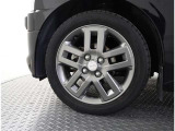 かっこいいホイールですね。 車のイメージを大きく左右するホイール部分はコダワリを持ちたいですね。