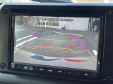 【バックカメラ】駐車時に後方がリアルタイム映像で確認できます。大型商業施設や立体駐車場での駐車時や、夜間のバック時に大活躍!運転スキルに関わらず、今や必須となった装備のひとつです!