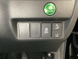 Hondaセンシング用の、VSA(ABS+TCS+横滑り抑制)解除と路外逸脱抑制機能のオンオフスイッチなどはハンドルの右側に装備しています。燃費に役立つECONボタンもここです。