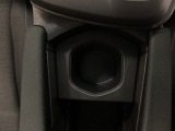 運転席からも助手席からも手の届きやすい位置にドリンクホルダーが付いています。
