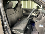 乗降がしやすい運転席。高さが調節できて小柄な方でも運転しやすいポジションをとることができます。