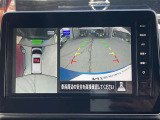 アラウンドビューモニターは4方のカメラで真上から車を見たようにモニターで確認ができる日産の自慢の装備です。前後センサーにより移動物検知、障害物検知をして画面に表示。是非実際の車で体感してみてください。