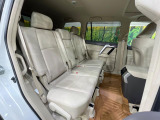 後部座席も気になるようなキズ・汚れやへたり等、大きなダメージはなく、良好な状態です。