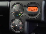 車内を快適に、オートエアコンを装備しています。