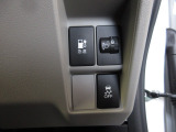 横滑り防止装置等のスイッチ類は運転席の右側、手の届きやすい位置にあります。