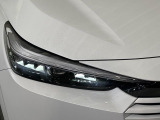 【LEDヘッドライト】悪天候や夜間走行時も良好な視界を確保し安心して運転できる高輝度LEDヘッドライトを装備!点灯速度が早く、消費電力も抑えられています。