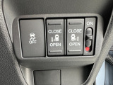 両側電動スライドドアです。リモコンや運転席スイッチ、ドアハンドルの操作で自動開閉。お子様を抱き抱えている時や荷物の多いときなどに便利です!!