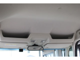 運転席、助手席の天井スペースを有効活用できます。