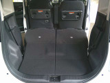 両側のリヤシートを可倒すると広いラゲッジスペースになります