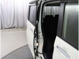 両側パワースライドドア付きだから、狭い駐車スペースなどでの 乗り降りラクラク!小さなお子さまのいるご家庭には嬉しい装備。