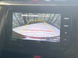【バックカメラ】駐車時に後方がリアルタイム映像で確認できます。大型商業施設や立体駐車場での駐車時や、夜間のバック時に大活躍!運転スキルに関わらず、今や必須となった装備のひとつです!