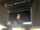 【フリップダウンモニター】大画面モニターで後席でもエンタメをお楽しみいただけます。小さなお子様にも大人気の装備です♪