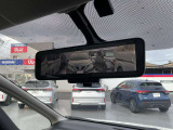 カメラから画像がルームミラーに映る『スマートルームミラー』雨や暗いところでも見えやすいので便利です。