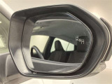 ブラインドスポットモニター(BSM)を装備しています。隣を走る車両が死角に入るとミラー内LEDインジケーターが点灯。さらに、ウィンカーを出すとインジケーターが光って点滅して注意を促してくれます。