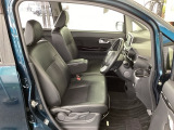 フロント広々、ベンチシートの運転席は、ハイトアジャスターが付いているので、快適にドライブができます。ハンドルはチルトステアリングで、ハンドル位置を上下に調節できます。