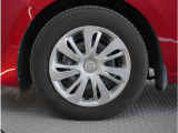 【ホイールキャップ】車に良く似合う純正ホイールキャップが装備されています。各種社外アルミホイールや、スタッドレスタイヤも取扱いしております。是非ご相談ください。