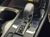 【シフトレバー】シフトポジションを電動で制御する「エレクトロシフトマチック」を採用。MTモード(パドルシフト)はエンジンブレーキやパワフルな加速を要する際など様々なケースで活躍。