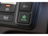 エンジンやエアコンといった、クルマ全体の動きを燃費優先で自動抑制するECONモード。空調など快適性を優先したい時はスイッチを押してOFFに出来ます!