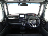 N-BOXの開放的な前方視界。フロントガラスが大きいので運転がしやすく疲れにくいです。また、全ての装備が適正配置されていて操作性に優れています。