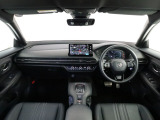 ZR-Vの開放的な前方視界。視界広々で非常に運転しやすくロングドライブでも疲れを感じさせないすっきりとまとまったインパネ周りです。またBOSEサウンドシステムにより、上質な音響を全席で味わえます。