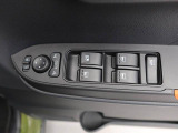 パワーウィンドウのスイッチです。 運転席に居ながら助手席の窓を開け閉めできるので便利ですよ。 ロック機能も付いてるので子供がイタズラして窓を開けるという事もできなくできますよ。