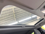 【ガラスルーフ】大型のガラスルーフ搭載で車内の解放感が一気にアップ!開放的なドライブをお楽しみいただけます。