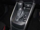 扱いやすいシフトパターンです。ハンド式のパーキングブレーキを採用してます。