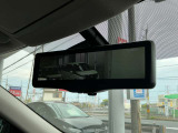 悪天候や荷物で後方の確認がしにくい時もミラーに映像で映してくれるインテリジェントルームミラーです。