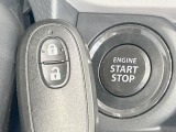 【インテリジェントキー】カバンやポケットに入れたままでもドアの施錠・解錠が可能なスマートキーを装備。エンジンのオン・オフ時もカギを取り出す必要が無いからとっても便利です♪