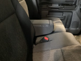 アームレスト付きセンターコンソールボックス装備。収納付きなのでちょっとした小物を入れるのに便利です。