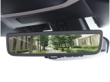 ルームミラーにリヤゲートに搭載されたカメラ画像を映し出すことが可能!後席に人が座っていたり荷室に大きな荷物があっても良好な後方視界が得られます!