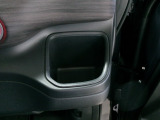 運転席側にもドリンクホルダーが付いています。