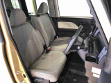 運転席の座面高さを調整できるシートリフターが付いています。フロントシートはベンチシートを採用で、座面も広く使い勝手もいいですよ♪
