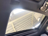 【サンルーフ】ボタンひとつで開閉可能!開放感たっぷりのサンルーフが装着されています!車内に明かりを取り入れたり景色を楽しむ以外にも、よどみがちな車内の空気も簡単に換気できて快適です!