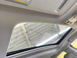 【サンルーフ】ボタンひとつで開閉可能!開放感たっぷりのサンルーフが装着されています!車内に明かりを取り入れたり景色を楽しむ以外にも、よどみがちな車内の空気も簡単に換気できて快適です!