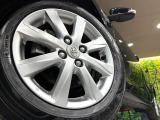 【純正アルミホイール】外観にマッチした純正アルミホイールを装着しております。各種社外アルミホイールや、スタッドレスタイヤも取扱いしております。是非ご相談ください♪