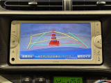 バックガイドモニター付きです。車の後方に小型カメラが付いており、バックする際の後方の様子をモニター上に表示します。