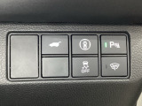 ハンドルの右側にHondaセンシング用のメインスイッチとパワーテールゲートスイッチがついています。パワーテールゲートスイッチは車内からでもテールゲートの開け閉めを電動でできます。