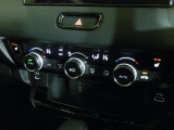 オートエアコンは左右席で独立温度コントロールが可能です。運転席はキンキンに冷やして助手席はマイルドにと言った設定が可能です☆暑さ寒さでケンカすることもなくなりますね♪