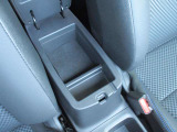 前席アームレストには収納スペースもありますので小物類もスッキリです
