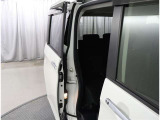 両側パワースライドドア付きだから、狭い駐車スペースなどでの 乗り降りラクラク!小さなお子さまのいるご家庭には嬉しい装備。