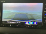 【バックカメラ】運転が苦手な方も車庫入れラクラクです!ギアをリバースに入れれば自動的に切り換わりますので、面倒な操作は不要です♪狭い駐車場もお車を傷つけず安心ですね!