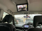 天井にフリップダウンモニターが装備されております。お子様など、後席モニターに映像を流しておくとロングドライブでも退屈せずに楽しくお過ごしいただけます。