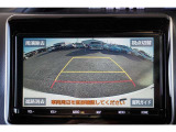 【バックモニター】 後退時に車両の後ろ側を表示します。車庫入れなどでバックする際に安心です。