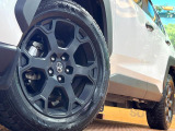 【グレード専用純正18インチアルミホイール】デザイン性の高い純正アルミホイールを装着しております。各種社外アルミホイールや、スタッドレスタイヤも取扱いしております。是非ご相談ください♪