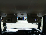 運転席にサンバイザー裏にはバニティミラーが備わっていますので、車の外に出る前にパパッと身だしなみをチェックすることができて便利ですよ♪