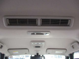 リヤシーリングファンがついていますので、後席の方も快適に過ごせますね^^