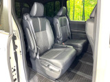後部座席も気になるようなキズ・汚れやへたり等、大きなダメージはなく、良好な状態です。
