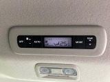 【リアオートエアコン】広い後部座席には必須の機能!風量や温度を自動で調整し前席と同様な車内環境にしてくれるリアオートエアコンを装備。夏の暑さも冬の寒さもストレスなく快適にお過ごしいただけます♪